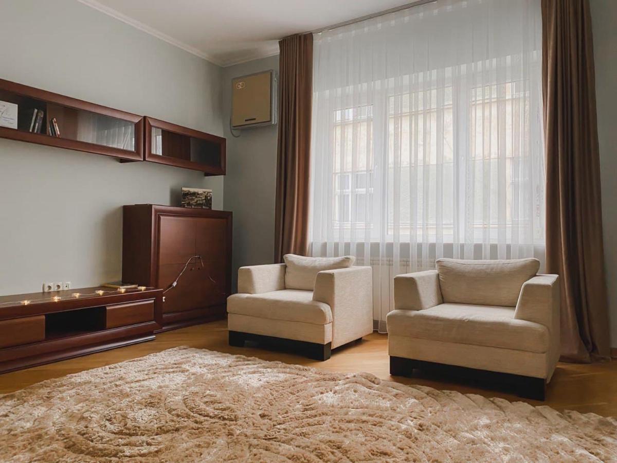 Family Apartment Near The University Tsjernivsi Buitenkant foto