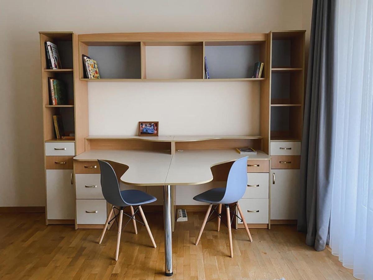 Family Apartment Near The University Tsjernivsi Buitenkant foto